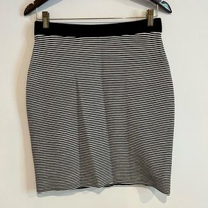 J. MCLAUGHLIN black and white mini skirt. Size Small